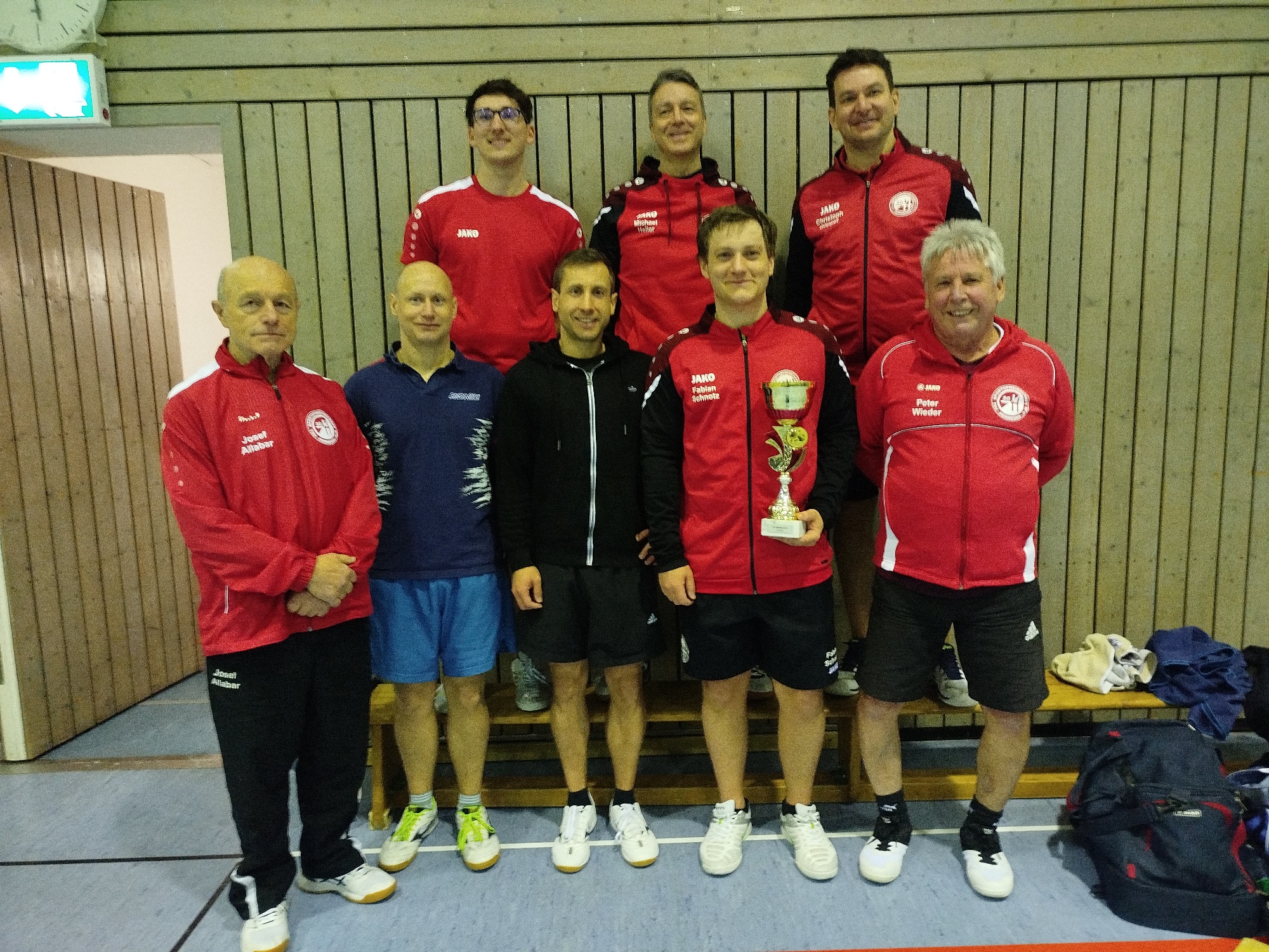 Das Foto zeigt (hinten von links) Julian Kiefner, Michael Heller, Christoph Göppel, (vorne von links) Josef Allabar, Michael Schnotz, Stefan Schnotz, Fabian Schnotz und Peter Wieder.